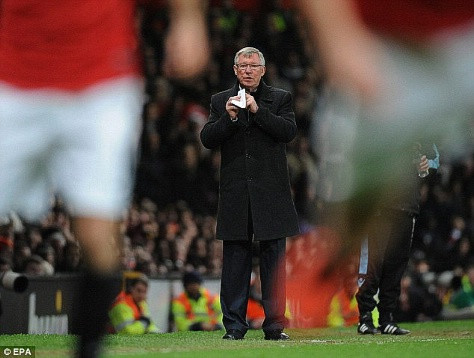 Sir Alex Ferguson vẫn đứng ở bên đường pitch để chỉ đạo các học trò Sir Alex Ferguson vẫn đứng ở bên đường pitch để chỉ đạo các học trò