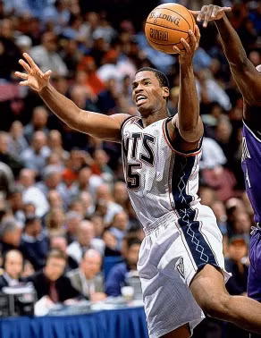 ‘Tôi đã chơi cho 6 đội bóng chuyên nghiệp và xuất hiện trong 2 series chung kết NBA. Bạn đã bao giờ nghe về “3 cấp độ của Jason Collins”? Nếu bạn từng chơi ở NBA, và tôi chưa từng là đồng đội cùng bạn, tôi chắc chắn là đồng đội của đồng đội của bạn, hoặc là đồng-đội-của-đồng-đội-của-đồng-đội-của-bạn. Tôi không sợ khi gặp bất kỳ đối thủ nào, dù đó có là Shaquille O’Neal, và đã có lần tôi phạm lỗi quá mạnh khiến đối phương phải lên cáng rời nhà thi đấu’.