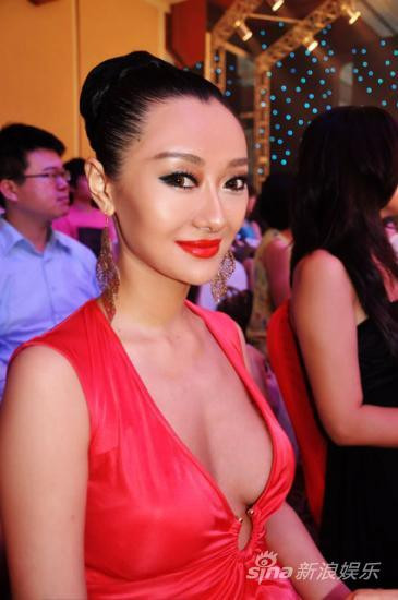 Không ít lần trên sân khấu, Ái Đới khiến khán giả Hoa ngữ “bỏng con mắt” bởi vẻ sexy quá đà. Không ít lần trên sân khấu, Ái Đới khiến khán giả Hoa ngữ “bỏng con mắt” bởi vẻ sexy quá đà.