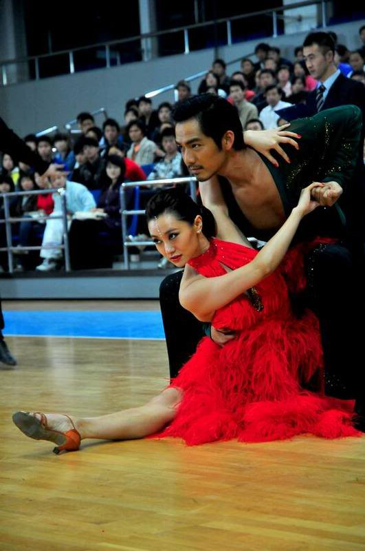 Ngoài vai trò ca sĩ, Ái Đới còn tham gia nhiều bộ phim trong đó gây được ấn tượng phải kể đến vai diễn vũ công gợi cảm trong Vũ động tâm linh Ngoài vai trò ca sĩ, Ái Đới còn tham gia nhiều bộ phim trong đó gây được ấn tượng phải kể đến vai diễn vũ công gợi cảm trong Vũ động tâm linh