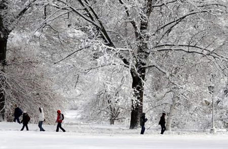 Đại học Wellesley: Đại học Wellesley nằm ở bang Massachussets, Mỹ, bên bờ hồ Waban của thành phố Boston. Đây là trường đại học thuộc nhóm trường “7 chị em gái”- 7 trường đại học dành cho nữ ở Đông Bắc nước Mỹ.