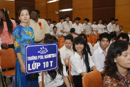 Lễ chào cờ hoành tráng của hệ thống trường Hoàng Diệu – Victoria Thầy hiệu trưởng đánh trống khai giảng năm học mới Nhóm học sinh lớp 10 rạng rỡ Tiết mục văn nghệ của các học sinh tiểu học Lễ khai giảng diễn ra với sự tham gia của các thầy cô giáo, các em học sinh thuộc 3 cấp học và các bậc phụ huynh Các thầy cô chụp ảnh lưu niệm Các bạn học sinh tạo dáng với nhiều kiểu trang phục khác nhau Các bạn học sinh thuộc CLB thời trang đã mang đến bất ngờ lớn với màn trình diễn trang phục truyền thống của các nước như Nhật Bản, Trung Quốc, Hàn Quốc.... Và tất nhiên không thể thiếu tà áo dài tha thướt của Việt Nam Nữ sinh duyên dáng bên các nam sinh