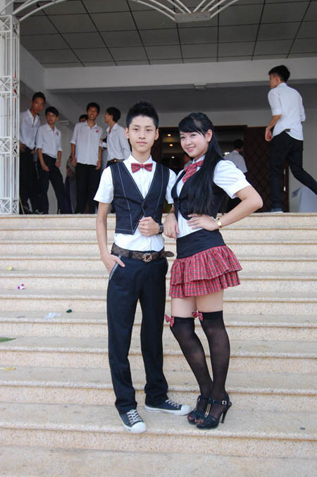 Lễ chào cờ hoành tráng của hệ thống trường Hoàng Diệu – Victoria Thầy hiệu trưởng đánh trống khai giảng năm học mới Nhóm học sinh lớp 10 rạng rỡ Tiết mục văn nghệ của các học sinh tiểu học Lễ khai giảng diễn ra với sự tham gia của các thầy cô giáo, các em học sinh thuộc 3 cấp học và các bậc phụ huynh Các thầy cô chụp ảnh lưu niệm Các bạn học sinh tạo dáng với nhiều kiểu trang phục khác nhau Các bạn học sinh thuộc CLB thời trang đã mang đến bất ngờ lớn với màn trình diễn trang phục truyền thống của các nước như Nhật Bản, Trung Quốc, Hàn Quốc.... Và tất nhiên không thể thiếu tà áo dài tha thướt của Việt Nam Nữ sinh duyên dáng bên các nam sinh