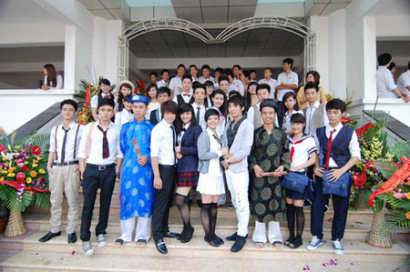 Lễ chào cờ hoành tráng của hệ thống trường Hoàng Diệu – Victoria Thầy hiệu trưởng đánh trống khai giảng năm học mới Nhóm học sinh lớp 10 rạng rỡ Tiết mục văn nghệ của các học sinh tiểu học Lễ khai giảng diễn ra với sự tham gia của các thầy cô giáo, các em học sinh thuộc 3 cấp học và các bậc phụ huynh Các thầy cô chụp ảnh lưu niệm Các bạn học sinh tạo dáng với nhiều kiểu trang phục khác nhau Các bạn học sinh thuộc CLB thời trang đã mang đến bất ngờ lớn với màn trình diễn trang phục truyền thống của các nước như Nhật Bản, Trung Quốc, Hàn Quốc.... Và tất nhiên không thể thiếu tà áo dài tha thướt của Việt Nam Nữ sinh duyên dáng bên các nam sinh