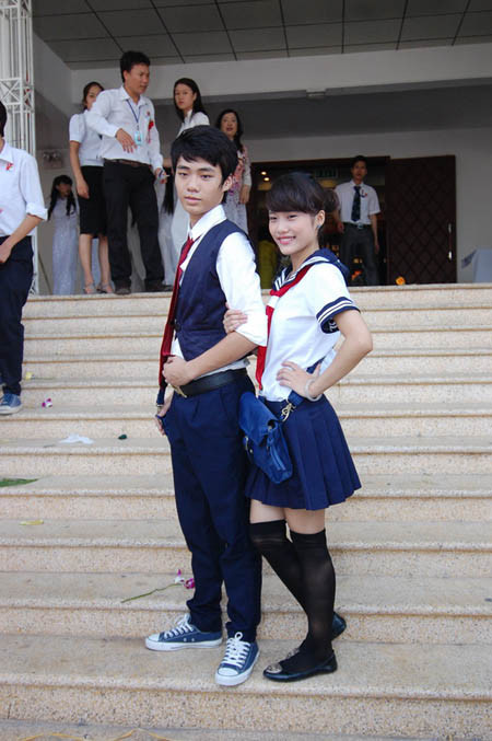 Lễ chào cờ hoành tráng của hệ thống trường Hoàng Diệu – Victoria Thầy hiệu trưởng đánh trống khai giảng năm học mới Nhóm học sinh lớp 10 rạng rỡ Tiết mục văn nghệ của các học sinh tiểu học Lễ khai giảng diễn ra với sự tham gia của các thầy cô giáo, các em học sinh thuộc 3 cấp học và các bậc phụ huynh Các thầy cô chụp ảnh lưu niệm Các bạn học sinh tạo dáng với nhiều kiểu trang phục khác nhau Các bạn học sinh thuộc CLB thời trang đã mang đến bất ngờ lớn với màn trình diễn trang phục truyền thống của các nước như Nhật Bản, Trung Quốc, Hàn Quốc.... Và tất nhiên không thể thiếu tà áo dài tha thướt của Việt Nam Nữ sinh duyên dáng bên các nam sinh