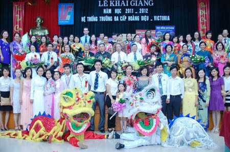 Lễ chào cờ hoành tráng của hệ thống trường Hoàng Diệu – Victoria Thầy hiệu trưởng đánh trống khai giảng năm học mới Nhóm học sinh lớp 10 rạng rỡ Tiết mục văn nghệ của các học sinh tiểu học Lễ khai giảng diễn ra với sự tham gia của các thầy cô giáo, các em học sinh thuộc 3 cấp học và các bậc phụ huynh Các thầy cô chụp ảnh lưu niệm Các bạn học sinh tạo dáng với nhiều kiểu trang phục khác nhau Các bạn học sinh thuộc CLB thời trang đã mang đến bất ngờ lớn với màn trình diễn trang phục truyền thống của các nước như Nhật Bản, Trung Quốc, Hàn Quốc.... Và tất nhiên không thể thiếu tà áo dài tha thướt của Việt Nam Nữ sinh duyên dáng bên các nam sinh