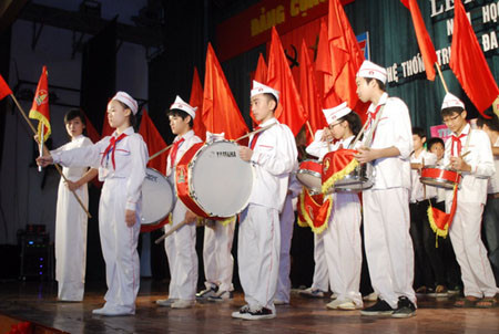 Lễ chào cờ hoành tráng của hệ thống trường Hoàng Diệu – Victoria Thầy hiệu trưởng đánh trống khai giảng năm học mới Nhóm học sinh lớp 10 rạng rỡ Tiết mục văn nghệ của các học sinh tiểu học Lễ khai giảng diễn ra với sự tham gia của các thầy cô giáo, các em học sinh thuộc 3 cấp học và các bậc phụ huynh Các thầy cô chụp ảnh lưu niệm Các bạn học sinh tạo dáng với nhiều kiểu trang phục khác nhau Các bạn học sinh thuộc CLB thời trang đã mang đến bất ngờ lớn với màn trình diễn trang phục truyền thống của các nước như Nhật Bản, Trung Quốc, Hàn Quốc.... Và tất nhiên không thể thiếu tà áo dài tha thướt của Việt Nam Nữ sinh duyên dáng bên các nam sinh