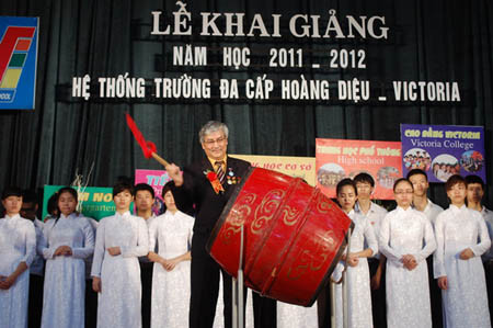 Lễ chào cờ hoành tráng của hệ thống trường Hoàng Diệu – Victoria Thầy hiệu trưởng đánh trống khai giảng năm học mới Nhóm học sinh lớp 10 rạng rỡ Tiết mục văn nghệ của các học sinh tiểu học Lễ khai giảng diễn ra với sự tham gia của các thầy cô giáo, các em học sinh thuộc 3 cấp học và các bậc phụ huynh Các thầy cô chụp ảnh lưu niệm Các bạn học sinh tạo dáng với nhiều kiểu trang phục khác nhau Các bạn học sinh thuộc CLB thời trang đã mang đến bất ngờ lớn với màn trình diễn trang phục truyền thống của các nước như Nhật Bản, Trung Quốc, Hàn Quốc.... Và tất nhiên không thể thiếu tà áo dài tha thướt của Việt Nam Nữ sinh duyên dáng bên các nam sinh