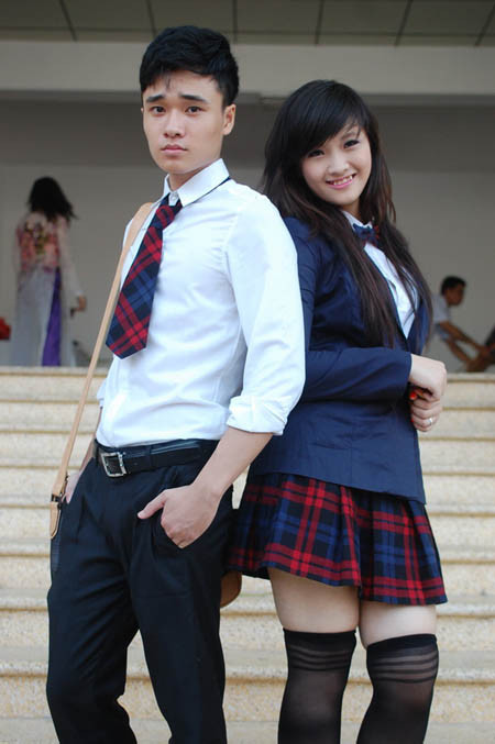 Lễ chào cờ hoành tráng của hệ thống trường Hoàng Diệu – Victoria Thầy hiệu trưởng đánh trống khai giảng năm học mới Nhóm học sinh lớp 10 rạng rỡ Tiết mục văn nghệ của các học sinh tiểu học Lễ khai giảng diễn ra với sự tham gia của các thầy cô giáo, các em học sinh thuộc 3 cấp học và các bậc phụ huynh Các thầy cô chụp ảnh lưu niệm Các bạn học sinh tạo dáng với nhiều kiểu trang phục khác nhau Các bạn học sinh thuộc CLB thời trang đã mang đến bất ngờ lớn với màn trình diễn trang phục truyền thống của các nước như Nhật Bản, Trung Quốc, Hàn Quốc.... Và tất nhiên không thể thiếu tà áo dài tha thướt của Việt Nam Nữ sinh duyên dáng bên các nam sinh