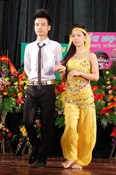 Lễ chào cờ hoành tráng của hệ thống trường Hoàng Diệu – Victoria Thầy hiệu trưởng đánh trống khai giảng năm học mới Nhóm học sinh lớp 10 rạng rỡ Tiết mục văn nghệ của các học sinh tiểu học Lễ khai giảng diễn ra với sự tham gia của các thầy cô giáo, các em học sinh thuộc 3 cấp học và các bậc phụ huynh Các thầy cô chụp ảnh lưu niệm Các bạn học sinh tạo dáng với nhiều kiểu trang phục khác nhau Các bạn học sinh thuộc CLB thời trang đã mang đến bất ngờ lớn với màn trình diễn trang phục truyền thống của các nước như Nhật Bản, Trung Quốc, Hàn Quốc.... Và tất nhiên không thể thiếu tà áo dài tha thướt của Việt Nam Nữ sinh duyên dáng bên các nam sinh