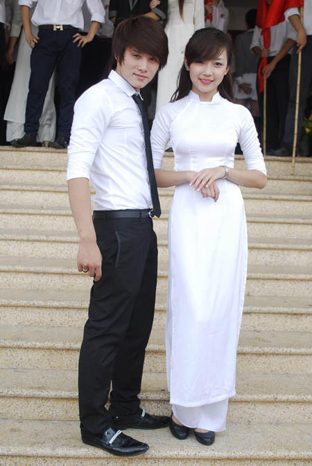 Lễ chào cờ hoành tráng của hệ thống trường Hoàng Diệu – Victoria Thầy hiệu trưởng đánh trống khai giảng năm học mới Nhóm học sinh lớp 10 rạng rỡ Tiết mục văn nghệ của các học sinh tiểu học Lễ khai giảng diễn ra với sự tham gia của các thầy cô giáo, các em học sinh thuộc 3 cấp học và các bậc phụ huynh Các thầy cô chụp ảnh lưu niệm Các bạn học sinh tạo dáng với nhiều kiểu trang phục khác nhau Các bạn học sinh thuộc CLB thời trang đã mang đến bất ngờ lớn với màn trình diễn trang phục truyền thống của các nước như Nhật Bản, Trung Quốc, Hàn Quốc.... Và tất nhiên không thể thiếu tà áo dài tha thướt của Việt Nam Nữ sinh duyên dáng bên các nam sinh