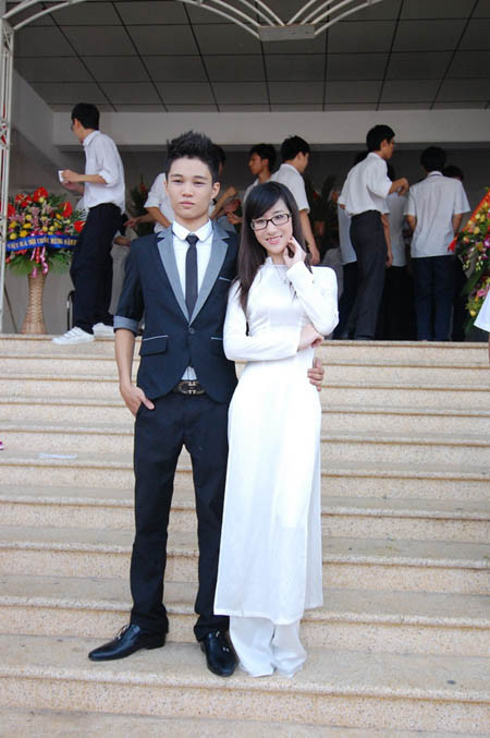 Lễ chào cờ hoành tráng của hệ thống trường Hoàng Diệu – Victoria Thầy hiệu trưởng đánh trống khai giảng năm học mới Nhóm học sinh lớp 10 rạng rỡ Tiết mục văn nghệ của các học sinh tiểu học Lễ khai giảng diễn ra với sự tham gia của các thầy cô giáo, các em học sinh thuộc 3 cấp học và các bậc phụ huynh Các thầy cô chụp ảnh lưu niệm Các bạn học sinh tạo dáng với nhiều kiểu trang phục khác nhau Các bạn học sinh thuộc CLB thời trang đã mang đến bất ngờ lớn với màn trình diễn trang phục truyền thống của các nước như Nhật Bản, Trung Quốc, Hàn Quốc.... Và tất nhiên không thể thiếu tà áo dài tha thướt của Việt Nam Nữ sinh duyên dáng bên các nam sinh