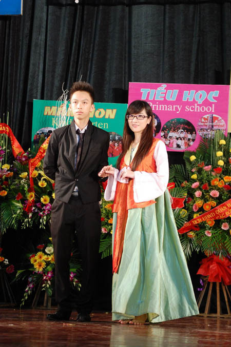 Lễ chào cờ hoành tráng của hệ thống trường Hoàng Diệu – Victoria Thầy hiệu trưởng đánh trống khai giảng năm học mới Nhóm học sinh lớp 10 rạng rỡ Tiết mục văn nghệ của các học sinh tiểu học Lễ khai giảng diễn ra với sự tham gia của các thầy cô giáo, các em học sinh thuộc 3 cấp học và các bậc phụ huynh Các thầy cô chụp ảnh lưu niệm Các bạn học sinh tạo dáng với nhiều kiểu trang phục khác nhau Các bạn học sinh thuộc CLB thời trang đã mang đến bất ngờ lớn với màn trình diễn trang phục truyền thống của các nước như Nhật Bản, Trung Quốc, Hàn Quốc.... Và tất nhiên không thể thiếu tà áo dài tha thướt của Việt Nam Nữ sinh duyên dáng bên các nam sinh