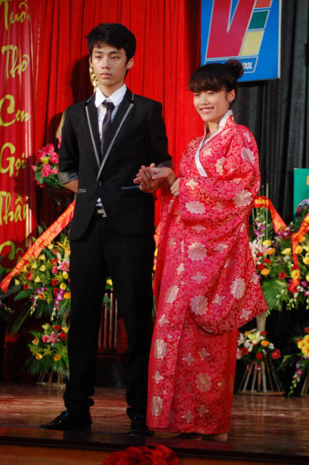 Lễ chào cờ hoành tráng của hệ thống trường Hoàng Diệu – Victoria Thầy hiệu trưởng đánh trống khai giảng năm học mới Nhóm học sinh lớp 10 rạng rỡ Tiết mục văn nghệ của các học sinh tiểu học Lễ khai giảng diễn ra với sự tham gia của các thầy cô giáo, các em học sinh thuộc 3 cấp học và các bậc phụ huynh Các thầy cô chụp ảnh lưu niệm Các bạn học sinh tạo dáng với nhiều kiểu trang phục khác nhau Các bạn học sinh thuộc CLB thời trang đã mang đến bất ngờ lớn với màn trình diễn trang phục truyền thống của các nước như Nhật Bản, Trung Quốc, Hàn Quốc.... Và tất nhiên không thể thiếu tà áo dài tha thướt của Việt Nam Nữ sinh duyên dáng bên các nam sinh