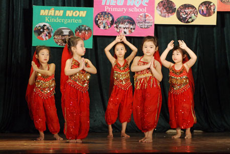 Lễ chào cờ hoành tráng của hệ thống trường Hoàng Diệu – Victoria Thầy hiệu trưởng đánh trống khai giảng năm học mới Nhóm học sinh lớp 10 rạng rỡ Tiết mục văn nghệ của các học sinh tiểu học Lễ khai giảng diễn ra với sự tham gia của các thầy cô giáo, các em học sinh thuộc 3 cấp học và các bậc phụ huynh Các thầy cô chụp ảnh lưu niệm Các bạn học sinh tạo dáng với nhiều kiểu trang phục khác nhau Các bạn học sinh thuộc CLB thời trang đã mang đến bất ngờ lớn với màn trình diễn trang phục truyền thống của các nước như Nhật Bản, Trung Quốc, Hàn Quốc.... Và tất nhiên không thể thiếu tà áo dài tha thướt của Việt Nam Nữ sinh duyên dáng bên các nam sinh