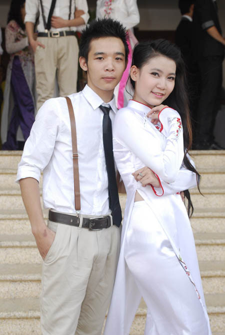 Lễ chào cờ hoành tráng của hệ thống trường Hoàng Diệu – Victoria Thầy hiệu trưởng đánh trống khai giảng năm học mới Nhóm học sinh lớp 10 rạng rỡ Tiết mục văn nghệ của các học sinh tiểu học Lễ khai giảng diễn ra với sự tham gia của các thầy cô giáo, các em học sinh thuộc 3 cấp học và các bậc phụ huynh Các thầy cô chụp ảnh lưu niệm Các bạn học sinh tạo dáng với nhiều kiểu trang phục khác nhau Các bạn học sinh thuộc CLB thời trang đã mang đến bất ngờ lớn với màn trình diễn trang phục truyền thống của các nước như Nhật Bản, Trung Quốc, Hàn Quốc.... Và tất nhiên không thể thiếu tà áo dài tha thướt của Việt Nam Nữ sinh duyên dáng bên các nam sinh