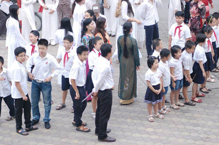 Lễ chào cờ hoành tráng của hệ thống trường Hoàng Diệu – Victoria Thầy hiệu trưởng đánh trống khai giảng năm học mới Nhóm học sinh lớp 10 rạng rỡ Tiết mục văn nghệ của các học sinh tiểu học Lễ khai giảng diễn ra với sự tham gia của các thầy cô giáo, các em học sinh thuộc 3 cấp học và các bậc phụ huynh Các thầy cô chụp ảnh lưu niệm Các bạn học sinh tạo dáng với nhiều kiểu trang phục khác nhau Các bạn học sinh thuộc CLB thời trang đã mang đến bất ngờ lớn với màn trình diễn trang phục truyền thống của các nước như Nhật Bản, Trung Quốc, Hàn Quốc.... Và tất nhiên không thể thiếu tà áo dài tha thướt của Việt Nam Nữ sinh duyên dáng bên các nam sinh