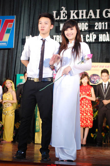 Lễ chào cờ hoành tráng của hệ thống trường Hoàng Diệu – Victoria Thầy hiệu trưởng đánh trống khai giảng năm học mới Nhóm học sinh lớp 10 rạng rỡ Tiết mục văn nghệ của các học sinh tiểu học Lễ khai giảng diễn ra với sự tham gia của các thầy cô giáo, các em học sinh thuộc 3 cấp học và các bậc phụ huynh Các thầy cô chụp ảnh lưu niệm Các bạn học sinh tạo dáng với nhiều kiểu trang phục khác nhau Các bạn học sinh thuộc CLB thời trang đã mang đến bất ngờ lớn với màn trình diễn trang phục truyền thống của các nước như Nhật Bản, Trung Quốc, Hàn Quốc.... Và tất nhiên không thể thiếu tà áo dài tha thướt của Việt Nam Nữ sinh duyên dáng bên các nam sinh