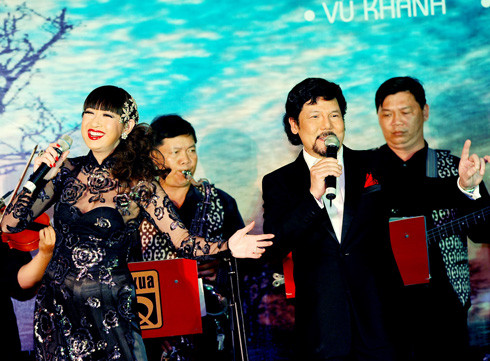 Ý Lan và Vũ Khanh không làm cho khán giả thất vọng khi lần lượt kết hợp với nhau trong những tình khúc làm mê đắm lòng người. (Theo VnExpress)