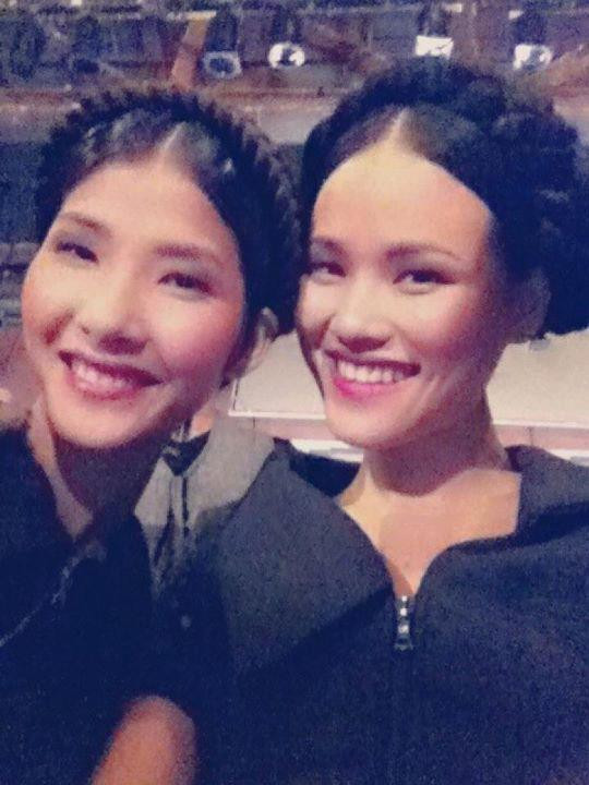 Theo lời của nhà thiết kế Cory, Hoàng Thùy luôn được xếp vào những vị trí quan trọng của các sô diễn. Cô sinh viên Đại học Kiến Trúc Hà Nội với gương mặt lạ, đậm chất Á châu còn nhận được vô vàn những lời khen từ các chuyên gia thời trang. Nhà thiết kế Korto Momolu trên website riêng của mình đã không tiếc lời nhận định Hoàng Thùy sẽ là gương mặt châu Á đầy triển vọng của làng mẫu thế giới trong tương lai. Một điều vinh dự khác dành cho cô gái 20 tuổi là vào ngày 18/2, cô được mời chụp ảnh cùng siêu mẫu Sessilee Lopez cho tạp chí Elle danh tiếng. Theo lời của nhà thiết kế Cory, Hoàng Thùy luôn được xếp vào những vị trí quan trọng của các sô diễn. Cô sinh viên Đại học Kiến Trúc Hà Nội với gương mặt lạ, đậm chất Á châu còn nhận được vô vàn những lời khen từ các chuyên gia thời trang. Nhà thiết kế Korto Momolu trên website riêng của mình đã không tiếc lời nhận định Hoàng Thùy sẽ là gương mặt châu Á đầy triển vọng của làng mẫu thế giới trong tương lai. Một điều vinh dự khác dành cho cô gái 20 tuổi là vào ngày 18/2, cô được mời chụp ảnh cùng siêu mẫu Sessilee Lopez cho tạp chí Elle danh tiếng.