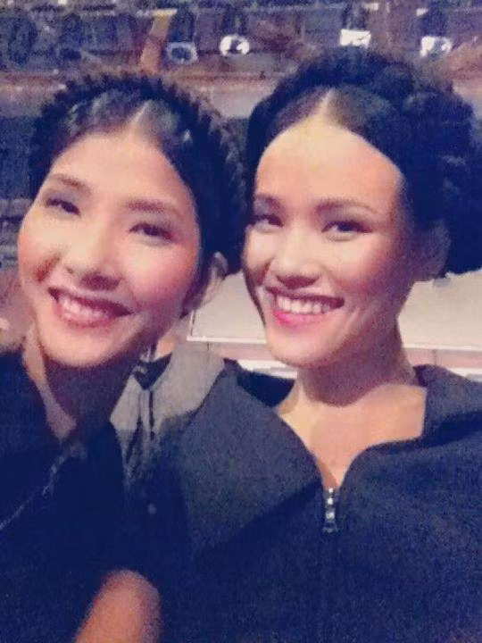 Theo lời của nhà thiết kế Cory, Hoàng Thùy luôn được xếp vào những vị trí quan trọng của các sô diễn. Cô sinh viên Đại học Kiến Trúc Hà Nội với gương mặt lạ, đậm chất Á châu còn nhận được vô vàn những lời khen từ các chuyên gia thời trang. Nhà thiết kế Korto Momolu trên website riêng của mình đã không tiếc lời nhận định Hoàng Thùy sẽ là gương mặt châu Á đầy triển vọng của làng mẫu thế giới trong tương lai. Một điều vinh dự khác dành cho cô gái 20 tuổi là vào ngày 18/2, cô được mời chụp ảnh cùng siêu mẫu Sessilee Lopez cho tạp chí Elle danh tiếng.