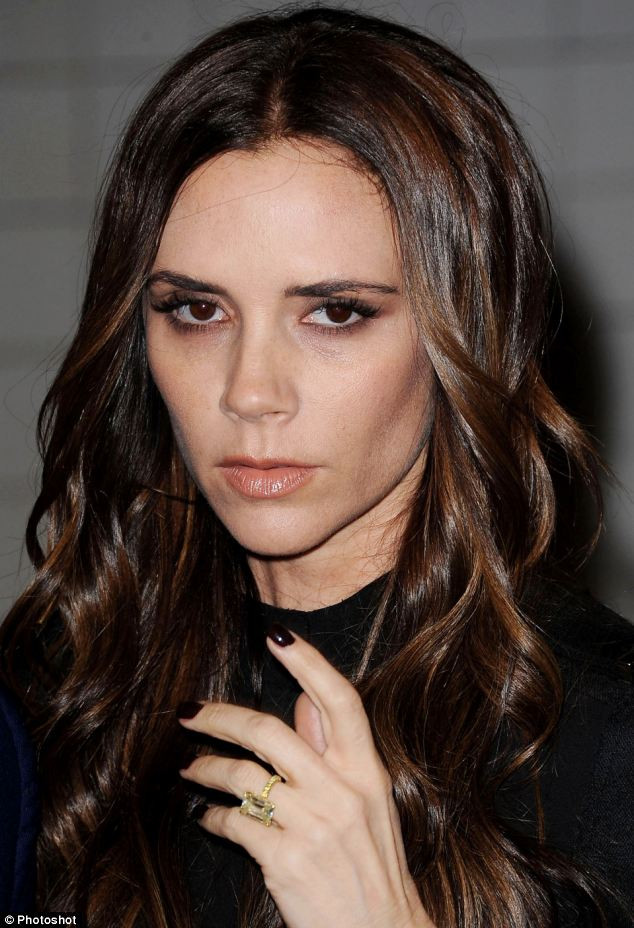 Giờ đây, Vic thực sự trở thành biểu tượng thời trang của thế giới khi không chỉ những sản phẩm cô thiết kế được những tín đồ thời trang quốc tế đón nhận mà vóc dáng, ngoại hình, khuôn mặt của bà mẹ 4 con này cũng khiến ối người phải ghen tị Giờ đây, Vic thực sự trở thành biểu tượng thời trang của thế giới khi không chỉ những sản phẩm cô thiết kế được những tín đồ thời trang quốc tế đón nhận mà vóc dáng, ngoại hình, khuôn mặt của bà mẹ 4 con này cũng khiến ối người phải ghen tị