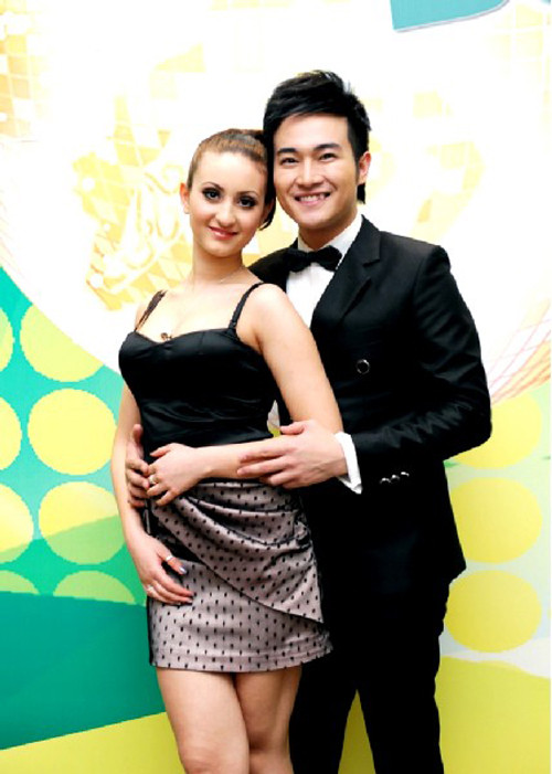 Minh Quân miêu tả về Dancesport là: "Dancesport đòi hỏi sự mềm dẻo của cơ thể, sự nhanh, mạnh của đôi chân. Ngực thì luôn phải ưỡn lên còn mông thì lắc tít mù" (Theo Dân tin) Minh Quân miêu tả về Dancesport là: "Dancesport đòi hỏi sự mềm dẻo của cơ thể, sự nhanh, mạnh của đôi chân. Ngực thì luôn phải ưỡn lên còn mông thì lắc tít mù" (Theo Dân tin)