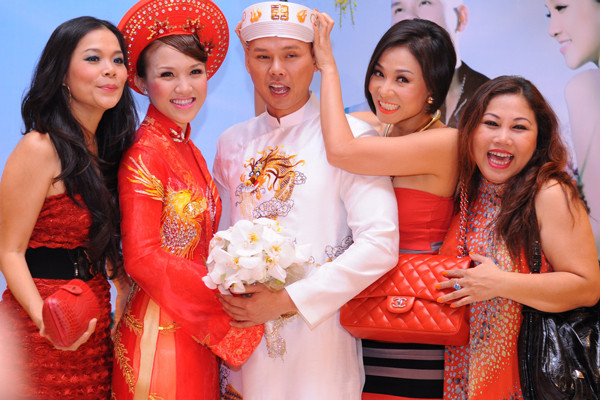 Quậy nhất trong đám cưới Phan Đinh Tùng tối qua là nữ ca sỹ Thu Minh, Siu Black và Mỹ Lệ. Trong lúc chụp ảnh thế này, Thu Minh lấy hai tay ôm đầu Phan Đinh Tùng và làm bộ dữ tợn (Theo Ngôi Sao) >Chùm ảnh lễ cưới Phan Đinh Tùng / >Sao 'nổi loạn' trong tiệc cưới Quậy nhất trong đám cưới Phan Đinh Tùng tối qua là nữ ca sỹ Thu Minh, Siu Black và Mỹ Lệ. Trong lúc chụp ảnh thế này, Thu Minh lấy hai tay ôm đầu Phan Đinh Tùng và làm bộ dữ tợn (Theo Ngôi Sao) >Chùm ảnh lễ cưới Phan Đinh Tùng / >Sao 'nổi loạn' trong tiệc cưới