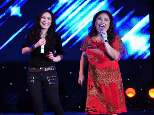 Đêm qua đôi bạn Phương Thanh - Siu Black quậy hết mình như thổi lửa trên sân khấu và tạo nên bầu không khí sống động, vui tươi hơn cho Bài hát Việt. Chị Chanh xuống dưới hát cùng mọi người ca khúc mới Đớn đau trong tiếng cỗ vũ nhiệt tình của fan hâm mộ. Siu Black bất ngờ xuất hiện tiếp sức với Phương Thanh chọc cười khán giả, bộ đôi cuồng nhiệt hơn với bài hát K’Bing ơi khiến khán giả hào hứng không ngừng gọi tên hai ca sĩ dễ mến. Giọng ca đại ngàn tiếp tục làm nóng bầu không khí với ca khúc Vực sâu của nhạc sĩ Tuấn Khanh trước khi tạm biệt mọi người. (Theo Zing) Đêm qua đôi bạn Phương Thanh - Siu Black quậy hết mình như thổi lửa trên sân khấu và tạo nên bầu không khí sống động, vui tươi hơn cho Bài hát Việt. Chị Chanh xuống dưới hát cùng mọi người ca khúc mới Đớn đau trong tiếng cỗ vũ nhiệt tình của fan hâm mộ. Siu Black bất ngờ xuất hiện tiếp sức với Phương Thanh chọc cười khán giả, bộ đôi cuồng nhiệt hơn với bài hát K’Bing ơi khiến khán giả hào hứng không ngừng gọi tên hai ca sĩ dễ mến. Giọng ca đại ngàn tiếp tục làm nóng bầu không khí với ca khúc Vực sâu của nhạc sĩ Tuấn Khanh trước khi tạm biệt mọi người. (Theo Zing)