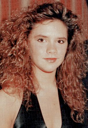 Khuôn mặt bầu bĩnh và chiếc má mũm mĩnh của Vic vào năm 1990 khi nhóm Spice Girls mới nổi trên toàn thế giới Khuôn mặt bầu bĩnh và chiếc má mũm mĩnh của Vic vào năm 1990 khi nhóm Spice Girls mới nổi trên toàn thế giới