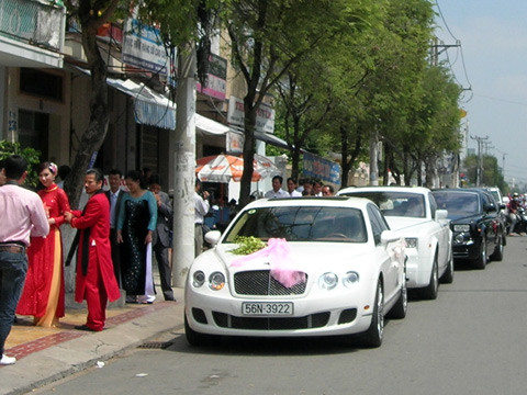 Dàn siêu xe rước cô dâu Quỳnh Chi (Theo Ngôi Sao) >> Mr Đàm, Hà Tăng dự lễ mừng cưới Quỳnh Chi Dàn siêu xe rước cô dâu Quỳnh Chi (Theo Ngôi Sao) >> Mr Đàm, Hà Tăng dự lễ mừng cưới Quỳnh Chi