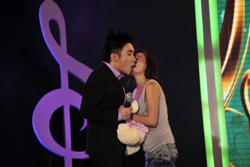 Quang Hà vừa xuất hiện trong vai trò khách mời đặc biệt của đêm nhạc từ thiện 1, 2, 3 nụ cười cùng với dàn đông đảo các sao Việt. Tại chương trình này anh đã thể hiện sáng tác nổi tiếng của Khắc Việt mang tên: Ngỡ. Khi đang biểu diễn, Quang Hà bất ngờ được fan nữ dưới sân khấu chạy lên và dành tặng cho 1 nụ hôn trên má. Vì rất đường đột nên anh chàng đã “há hốc miệng” khi nhận món quà độc đáo. Quang Hà chia sẻ anh rất cảm động khi được tham gia chương trình này. Trước đó, có thông tin cho hay dù bị thủy đậu nhưng anh vẫn nhiệt tình nhận lời khi được mời. (Theo 24h) Quang Hà vừa xuất hiện trong vai trò khách mời đặc biệt của đêm nhạc từ thiện 1, 2, 3 nụ cười cùng với dàn đông đảo các sao Việt. Tại chương trình này anh đã thể hiện sáng tác nổi tiếng của Khắc Việt mang tên: Ngỡ. Khi đang biểu diễn, Quang Hà bất ngờ được fan nữ dưới sân khấu chạy lên và dành tặng cho 1 nụ hôn trên má. Vì rất đường đột nên anh chàng đã “há hốc miệng” khi nhận món quà độc đáo. Quang Hà chia sẻ anh rất cảm động khi được tham gia chương trình này. Trước đó, có thông tin cho hay dù bị thủy đậu nhưng anh vẫn nhiệt tình nhận lời khi được mời. (Theo 24h)