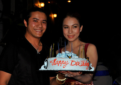 Trong không gian lãng mạn, giọng ca "Vì yêu" Kasim Hoàng Vũ không chỉ tặng hoa, bánh mà anh còn hát tặng người đẹp nhân sinh nhật của người đẹp Amy Hương (Theo Zing)