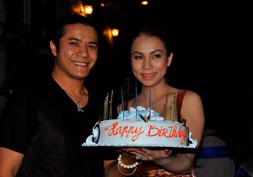 Trong không gian lãng mạn, giọng ca "Vì yêu" Kasim Hoàng Vũ không chỉ tặng hoa, bánh mà anh còn hát tặng người đẹp nhân sinh nhật của người đẹp Amy Hương (Theo Zing)