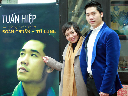 Giải nhì Tiếng hát Truyền hình Hà Nội 2002 Tuấn Hiệp mời cô ca sĩ Sao Mai điểm hẹn 2004 Thái Thùy Linh thu chung ca khúc “Một cánh nho khô, một cành păng-xê” trong album mới gồm những tình khúc Đoàn Chuẩn - Từ Linh. (Theo VnExpress) Giải nhì Tiếng hát Truyền hình Hà Nội 2002 Tuấn Hiệp mời cô ca sĩ Sao Mai điểm hẹn 2004 Thái Thùy Linh thu chung ca khúc “Một cánh nho khô, một cành păng-xê” trong album mới gồm những tình khúc Đoàn Chuẩn - Từ Linh. (Theo VnExpress)