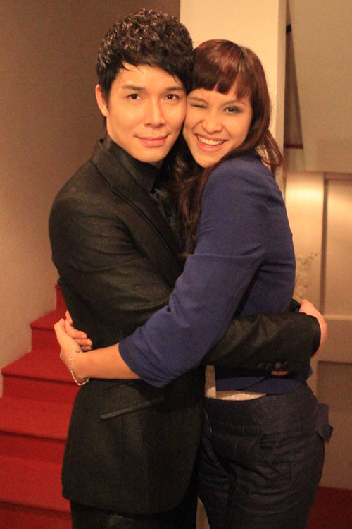 Trong đêm diễn ra mắt 3 albums mới là M, Love Lee và Nữ vệ sĩ, chàng ca sĩ điển trai đã thực sự hút hồn khán giả bằng giọng hát đẹp, tình cảm và ngọt ngào bên đàn chị Thu Minh, Mỹ Lệ và Đức Tuấn. Trong hậu trường, anh còn tạo dáng tình tứ và công khai bên siêu mẫu Phương Mai (Theo Zing)