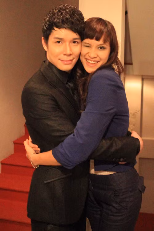 Trong đêm diễn ra mắt 3 albums mới là M, Love Lee và Nữ vệ sĩ, chàng ca sĩ điển trai đã thực sự hút hồn khán giả bằng giọng hát đẹp, tình cảm và ngọt ngào bên đàn chị Thu Minh, Mỹ Lệ và Đức Tuấn. Trong hậu trường, anh còn tạo dáng tình tứ và công khai bên siêu mẫu Phương Mai (Theo Zing)