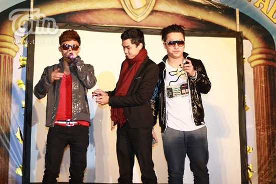 Xuất hiện trong một sự kiện "Friendly Condom Festival" dành cho sinh viên vào tối qua (19/2), Mr T và Yanbi đã làm nóng bầu không khí với những bài hit của cả hai như: Love the way you lie, Nothing in your eyes và Thu cuối. Mr T và Yanbi đang hát thì bất ngờ một fan lên sân khấu và trao tặng “bao cao su” đã khiến cho hai chàng trai bất ngờ. Yanbi thì liên tục cười và khoe với khán giả món quà mà mình được tặng, còn Mr T thì lại chia sẻ rằng anh thấy rất thú vị khi lần đầu tiên nhận được “bao cao su” trong lúc đang biểu diễn thế này. (Theo Dân tin) Xuất hiện trong một sự kiện "Friendly Condom Festival" dành cho sinh viên vào tối qua (19/2), Mr T và Yanbi đã làm nóng bầu không khí với những bài hit của cả hai như: Love the way you lie, Nothing in your eyes và Thu cuối. Mr T và Yanbi đang hát thì bất ngờ một fan lên sân khấu và trao tặng “bao cao su” đã khiến cho hai chàng trai bất ngờ. Yanbi thì liên tục cười và khoe với khán giả món quà mà mình được tặng, còn Mr T thì lại chia sẻ rằng anh thấy rất thú vị khi lần đầu tiên nhận được “bao cao su” trong lúc đang biểu diễn thế này. (Theo Dân tin)