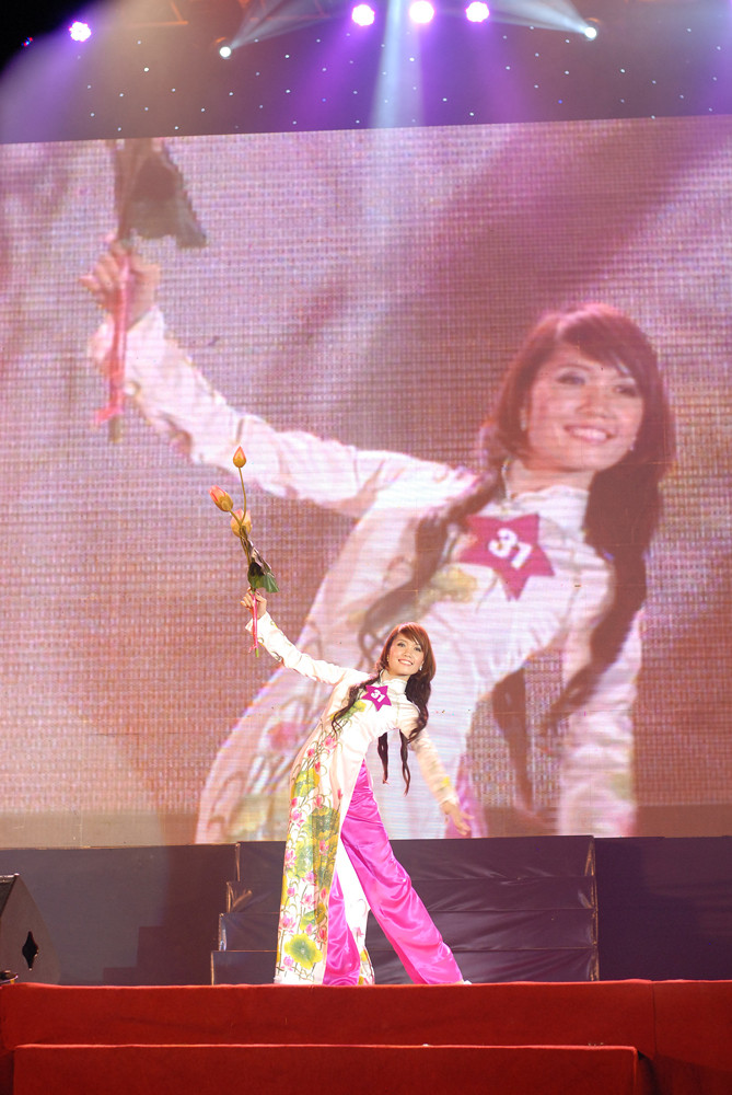 Và phần thi trang phục truyền thống Và phần thi trang phục truyền thống