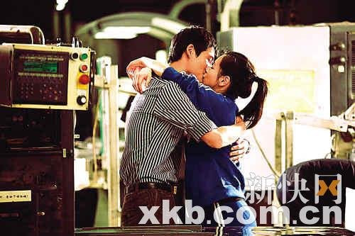 Anh Hồng sớm khẳng định được vị trí của mình trong tòa soạn. Tuy nhiên, cô biên tiệp viên tài năng, xinh đẹp và sành điệu này lại thiếu may mắn trong tình cảm với nhiều mối tình ngắn ngủi. Sau lần gặp gỡ và nhiều lần cãi vã với Tiểu Huy, hai người bị coi là đôi "oan gia ngõ hẻm", Anh Hồng chợt nhận ra đây là tình yêu đích thực của mình.