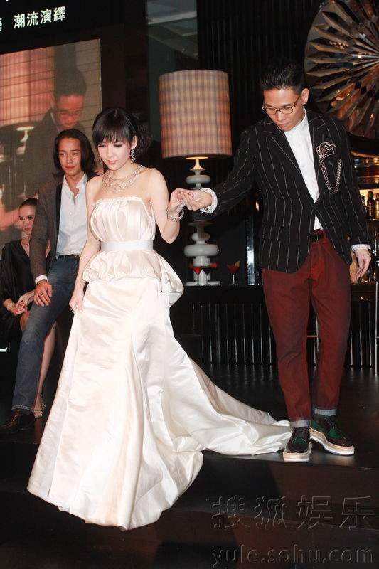 Sánh vai bên cạnh người đồng nghiệp cùng tuổi nam ca sỹ Tô Vĩnh Khang. Sánh vai bên cạnh người đồng nghiệp cùng tuổi nam ca sỹ Tô Vĩnh Khang.