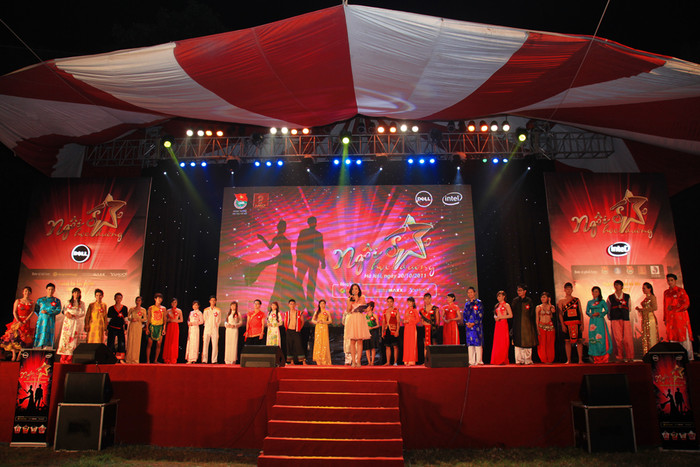 Ngôi Sao Học Đường 2011 là sân chơi dành chơi các bạn sinh viên thuộc các trường ĐH trên cả nước, bên cạnh đêm chung kết tại các khu vực: Quy Nhơn, Nha Trang, Hà Nội, Đà Nẵng, Cần Thơ và TP. HCM, chương trình còn nhiều hoạt động cho sinh viên như: chụp hình, giao lưu cùng thần tượng và tham gia các trò chơi vui nhộn từ Dell FC Việt Nam, Intel và Yahoo để nhận được hàng trăm phần quà ý nghĩa cũng như hưởng các chính sách ưu đãi bán hàng từ các đại lý. Ngôi Sao Học Đường 2011 là sân chơi dành chơi các bạn sinh viên thuộc các trường ĐH trên cả nước, bên cạnh đêm chung kết tại các khu vực: Quy Nhơn, Nha Trang, Hà Nội, Đà Nẵng, Cần Thơ và TP. HCM, chương trình còn nhiều hoạt động cho sinh viên như: chụp hình, giao lưu cùng thần tượng và tham gia các trò chơi vui nhộn từ Dell FC Việt Nam, Intel và Yahoo để nhận được hàng trăm phần quà ý nghĩa cũng như hưởng các chính sách ưu đãi bán hàng từ các đại lý.