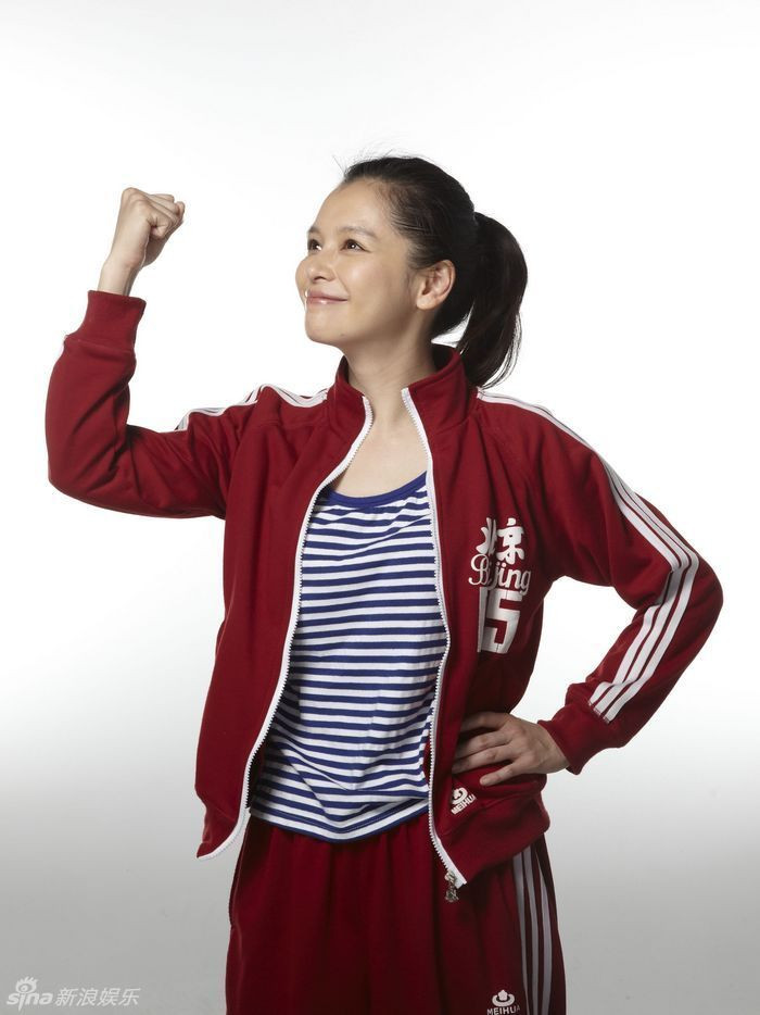 Sống cùng thời trang là câu chuyện hài hước và thú vị giữa Anh Hồng (Từ Nhược Tuyên) và Châu Tiểu Huy (Châu Du Dân).