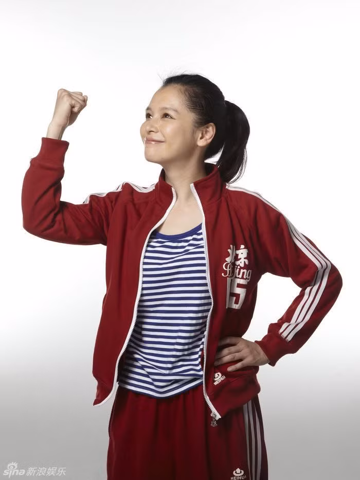 Sống cùng thời trang là câu chuyện hài hước và thú vị giữa Anh Hồng (Từ Nhược Tuyên) và Châu Tiểu Huy (Châu Du Dân).