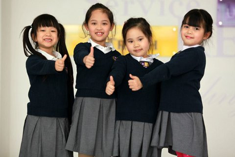 Trang phục mùa đông của bạn nữ đây! Ngoài áo phông và áo vét, các bé có thêm áo len dày. Mùa đông, các bạn nữ được quy định phải đi tất đen dài và giày da đen. Nhưng các bé lớp nhỏ đôi khi vẫn phá lệ với các đôi tất đủ màu sắc. Các bạn nữ cấp 2 và cấp 3 có thêm cà vạt. Trang phục mùa đông của bạn nữ đây! Ngoài áo phông và áo vét, các bé có thêm áo len dày. Mùa đông, các bạn nữ được quy định phải đi tất đen dài và giày da đen. Nhưng các bé lớp nhỏ đôi khi vẫn phá lệ với các đôi tất đủ màu sắc. Các bạn nữ cấp 2 và cấp 3 có thêm cà vạt.