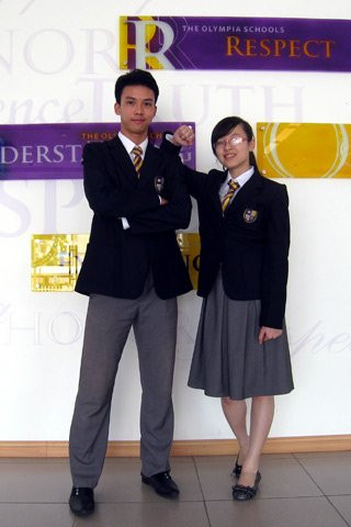 Các anh chị cấp 2 và cấp 3 cũng vậy. Nhưng các anh chị không còn được mặc áo phông, mà là áo sơ mi dài tay, có thêm “món” caravat, màu cùng với màu của logo trường và được may chấm thắt lưng. Các anh chị cấp 2 và cấp 3 cũng vậy. Nhưng các anh chị không còn được mặc áo phông, mà là áo sơ mi dài tay, có thêm “món” caravat, màu cùng với màu của logo trường và được may chấm thắt lưng.