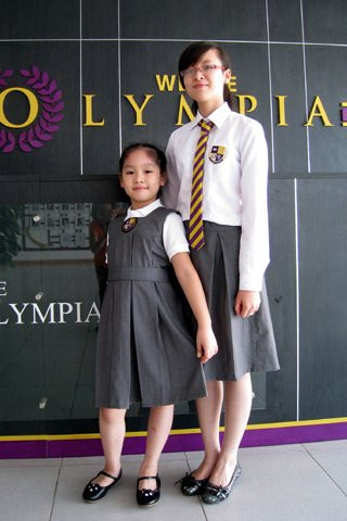 Nhưng các bé tiểu học còn có thêm váy liền. Cả hai đều được thiết kế rất tinh tế để không quá rộng, không quá dài, tạo cảm giác thoải mái nhưng vẫn gọn gàng, nghiêm túc cho các bạn nữ. Chất liệu váy và quần giống nhau, đều bằng vài loại vải mềm, mịn, không quá dày Nhưng các bé tiểu học còn có thêm váy liền. Cả hai đều được thiết kế rất tinh tế để không quá rộng, không quá dài, tạo cảm giác thoải mái nhưng vẫn gọn gàng, nghiêm túc cho các bạn nữ. Chất liệu váy và quần giống nhau, đều bằng vài loại vải mềm, mịn, không quá dày