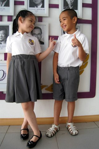 Mùa hè, trang phục của các bé tiểu học là áo phông trắng, các bạn nam mặc quần sooc hoặc quần dài, các bạn nữ mặc váy. Mùa hè, trang phục của các bé tiểu học là áo phông trắng, các bạn nam mặc quần sooc hoặc quần dài, các bạn nữ mặc váy.