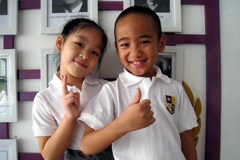 Áo của các bé tiểu học may bằng vải cotton mềm thoáng mát. Yêu cầu là các bé phải luôn bỏ áo trong váy và quần. Áo của các bé tiểu học may bằng vải cotton mềm thoáng mát. Yêu cầu là các bé phải luôn bỏ áo trong váy và quần.