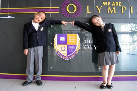 Trang phục đầy đủ của mùa hè sẽ có thêm áo vét đen .Để “tông-xiệc-tông” với quần và váy, phải đi tất đen và giầy da đen. Trang phục đầy đủ của mùa hè sẽ có thêm áo vét đen .Để “tông-xiệc-tông” với quần và váy, phải đi tất đen và giầy da đen.